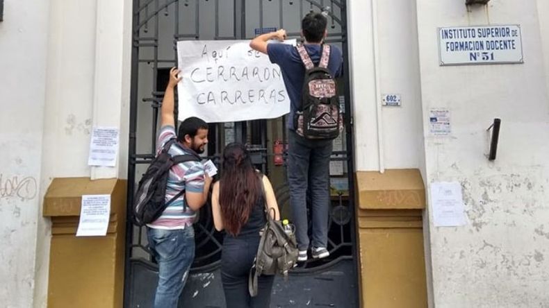CONFLICTO. Crece la tensión por el cierre de carreras en el ISFD Nº51..