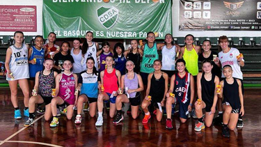 Asociación Femenina Metropolitana de Básquet con su preselección Sub 13.