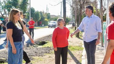RECORRIDA. Achával y Peralta charlaron con los vecinos de Monterrey.&nbsp;