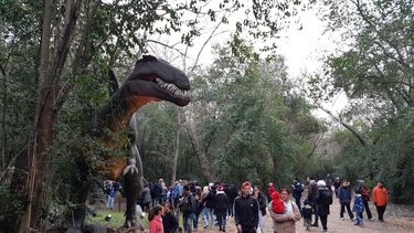 Uno de los enormes dinosaurios de Parque Pilar Jurásico.