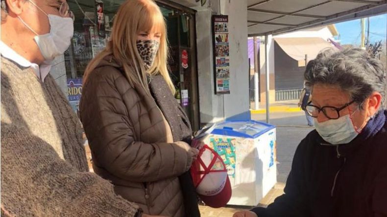 RECORRIDA. La Greca y Ros fueron en campaña por Manes..