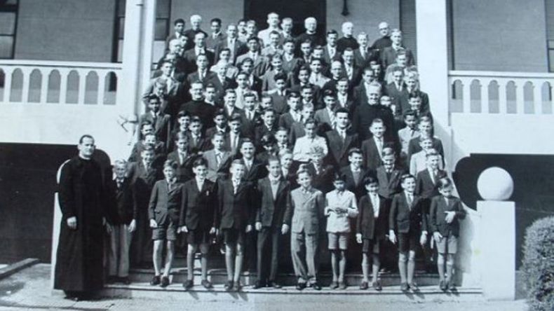 EN EL PATIO. El alumnado completo, en una imagen de la década de 1960..