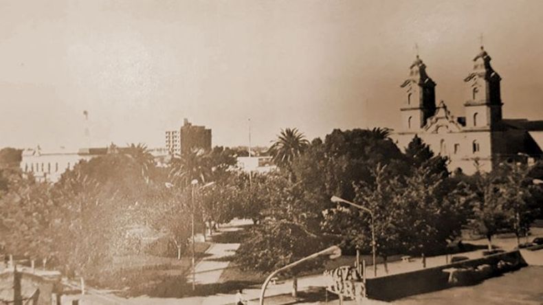 Imagen del centro de Pilar, con la plaza 12 de Octubre como referencia, en el año 1981..