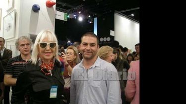 Arte, arte, arte. El artista plástico pilarense Lisandro Aguilera participó de la muestra ArteBA, donde expuso algunos de sus trabajos. En la foto, junto a la artista plástica Marta Minujín..