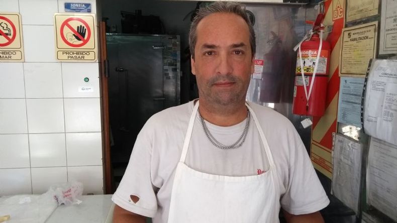 Pablo Dattolo, siempre en su pescadería..