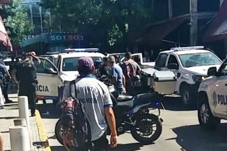 El falso policía fue detenido frente a la mirada de los transeúntes. 