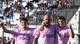 PÁJARO CON LOS PIBES. Riquelme festeja su gol con Camargo y Delari.