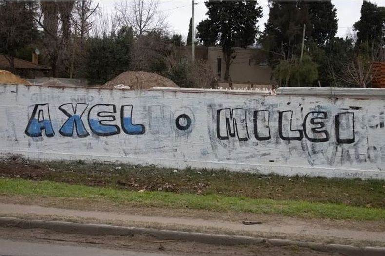 PAREDES. Axel o Milei, las pintadas para nacionalizar a Kicillof.