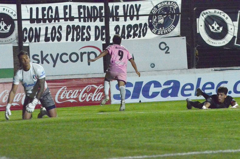 A FESTEJAR. Dulón ya definió el empate de Real Pilar; quedan rendidos Fede Díaz y Daivez.