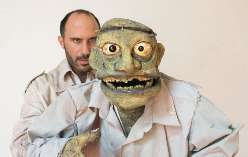 Luciano Mansur escribió y actúa en su obra Proyecto Frankenstein.