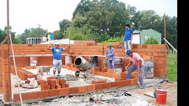 Techo propio. De a poco, los vecinos fueron levantando las paredes..