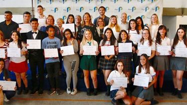 DIPLOMA. Algunos de los estudiantes que fueron reconocidos por el Municipio..