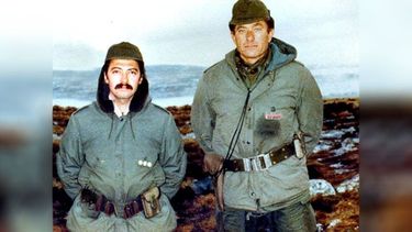 FRENTE AL MAR. El entonces Capitán Alberto Varela y el Principal Rubén Kuzma, en Malvinas..