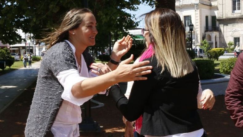 SALUDOS. Ya en el centro de la plaza, cuando tuvieron todos, comenzó la sesión..