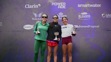 Daiana Ocampo (centro) y Belén Casetta (izquierda) en el podio de San Isidro.