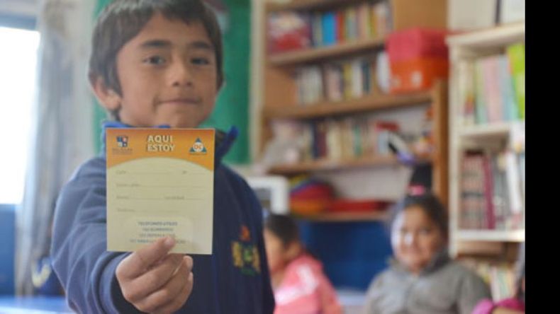 GUÍA. Los chicos reciben una tarjeta con números de emergencia..