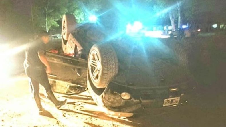 El automóvil volcó tras chocar contra un tronco. Foto @juancaimpacto.