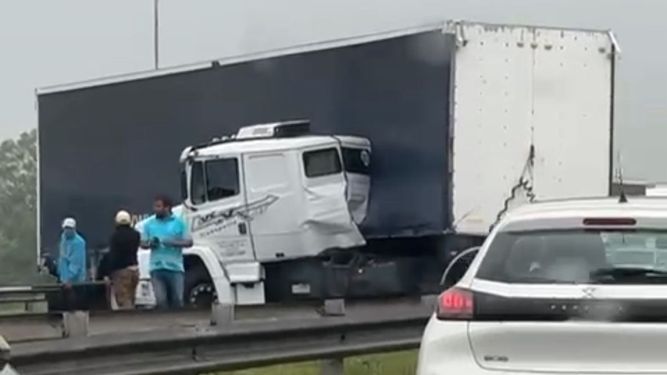 El camin termin atravesado en la Panamericana