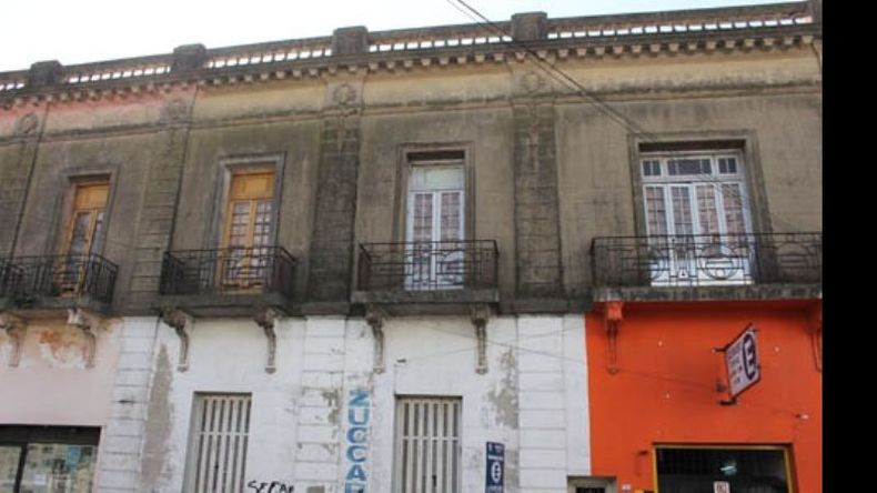 NINGUNA FLOR. La casa de los balcones, de 1900..
