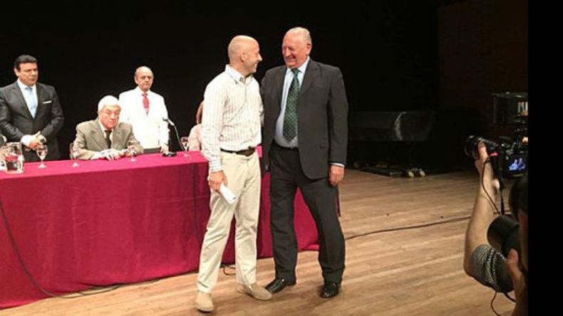 EN LA PLATA. Ducoté recibió su certificado..