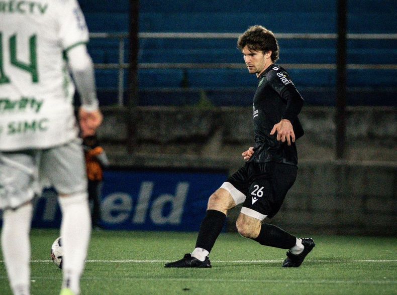 DOMINIO. Giuliano Gualtieri juega en Cooper de la Segunda División de Uruguay.&nbsp;