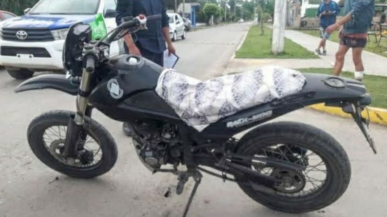 El conductor de la motocicleta fue trasladado al hospital Sanguinetti con heridas leves. .