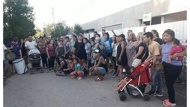 RECLAMO. Los vecinos exigieron ayer que se termine de construir el edificio..