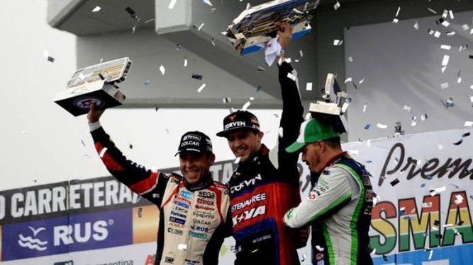 DUEÑO. Rossi en la cima del podio, 4º consecutivo, junto a Silva y Mazzacane..