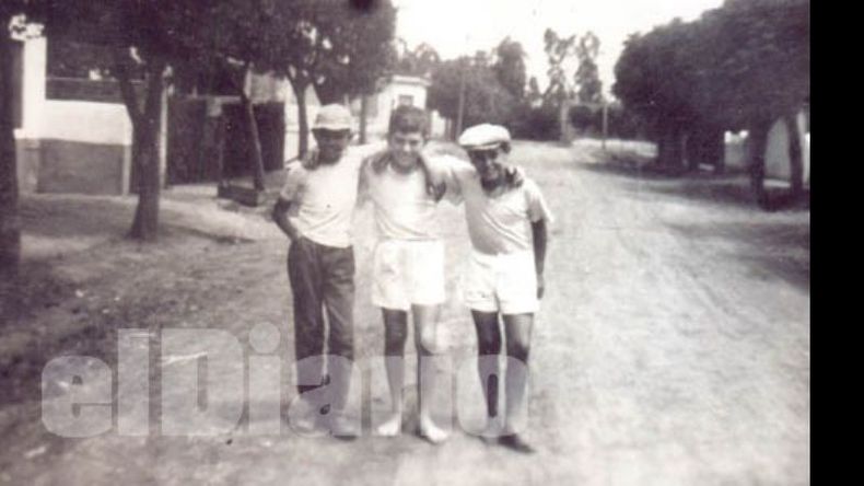 Amigos de siempre: Pachito Pérez, Lito Ponce de León y Carlitos Castro posando para la foto en la calle 11 de Septiembre a mediados de la década del 50, cuando aún las calles no estaban pavimentadas. Detrás, los añejos eucaliptos de la estación del Central Buenos Aires..
