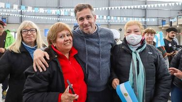 EN LOS BARRIOS. Achával recorrió los clubes, donde famosos fueron jurados del concurso de empanadas..