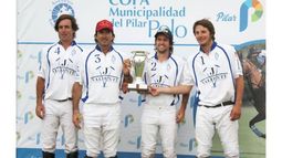 SEGUNDO TÍTULO. Taranco, Cambiaso, Cavanagh y Strada, de La Dolfina, con la Copa Muni en mano..