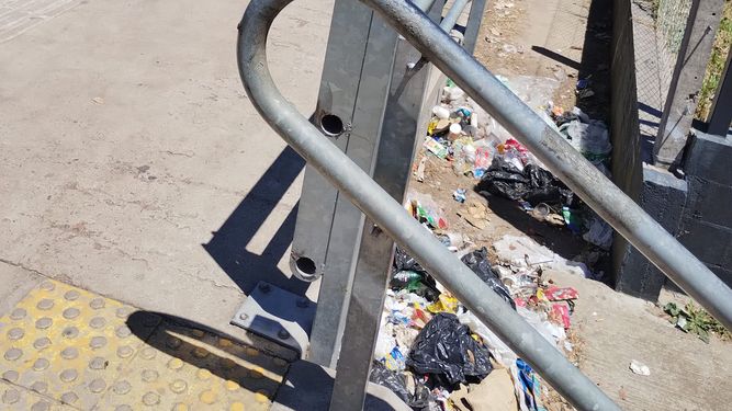 Estación Villa Astolfi, andén sentido a Retiro. Una mugre!!! Usuarios del Tren San Martín.