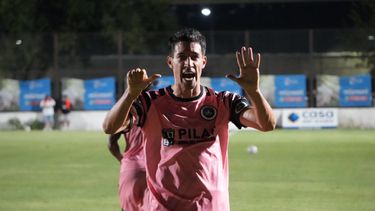 El Crocco-gol. El volante llegó a los 25 tantos con la camiseta de Real Pilar y se convirtió en el segundo goleador histórico del Monarca. El Crocco-gol. El volante llegó a los 25 tantos con la camiseta de Real Pilar y se convirtió en el segundo goleador histórico del Monarca.