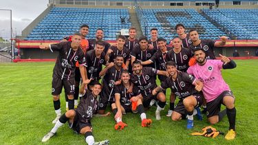 EQUIPO. Los jugadores de Real Pilar posan tras la gran victoria en el Bajo Flores.
