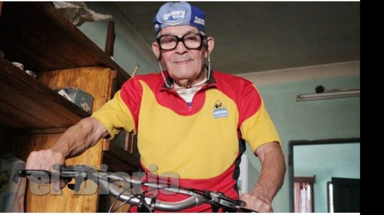 Domingo Montauti, hoy con 79 años, prepara una mountain bike..