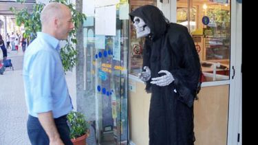 Un voto es un voto. El candidato denarvaísta, Nicolás Ducoté, dialoga con la huesuda dama, el jueves, durante su cierre de campaña en una caminata por el centro de Pilar. Con la premisa de que cada voto vale uno y ninguno se desprecia, el candidato desplegó su seducción electoral. Pero del otro lado la respuesta fue más bien fría..