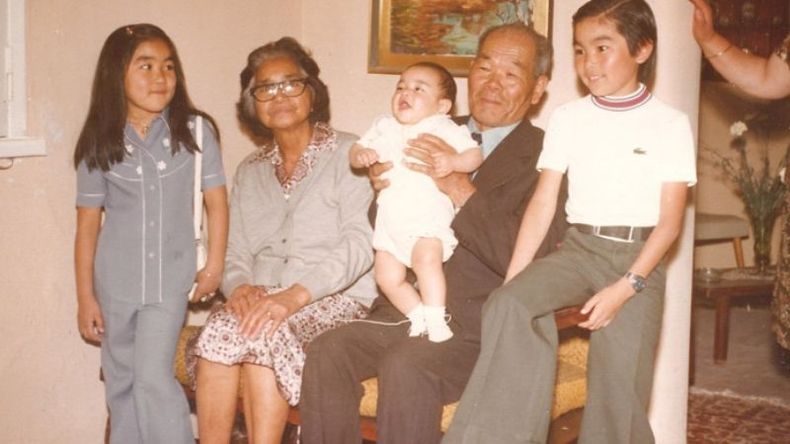 LOS PIONEROS. Shinsei y Tsuru Tawata, junto a sus nietos Alicia Inamine, Walter Tawata y Ale Inamine..