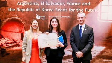 DIPLOMA. Milena (centro), durante su estadía en China..