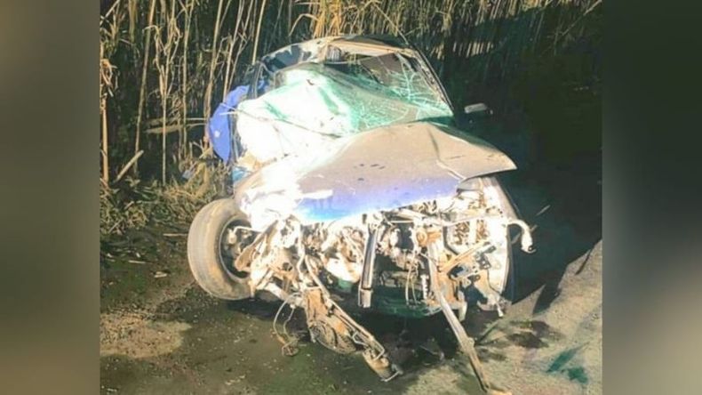 DESTRUIDO. Así quedó el auto en el que viajaban las víctimas. Foto @juancaimpacto.