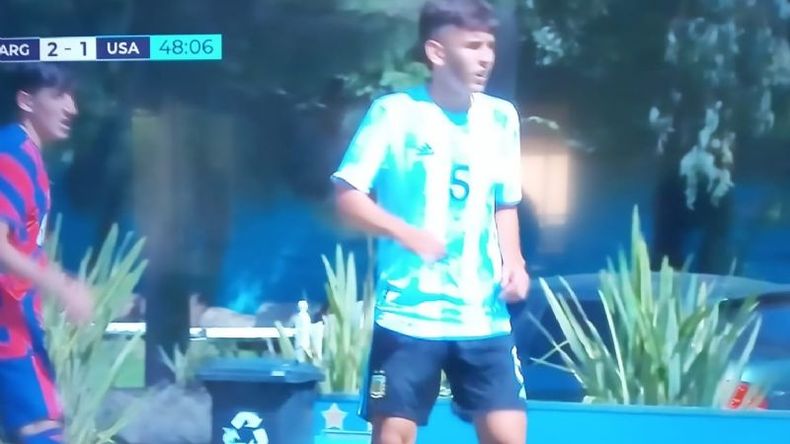 Camilo Rey con la 5 de Argentina, en el amistoso jugado esta mañana en Ezeiza..