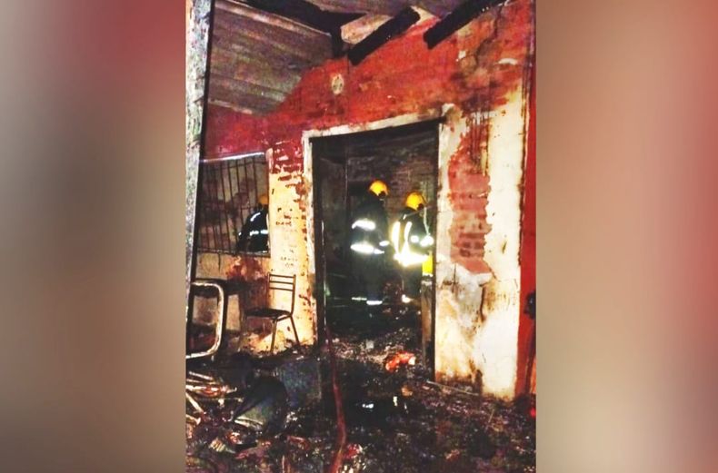 Los bomberos trabajaron para sofocar el incendio.