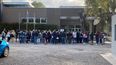La semana pasada padres de alumnos del Magno organizaron un abrazo simbólico al colegio. .