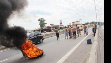 Fuego y bronca. El piquete sobre la autopista duró cerca de 4 horas..