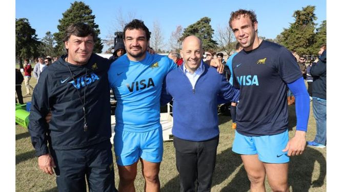VISITA. Ducoté, junto al entrenador Hourcade y el capitán Creevy..