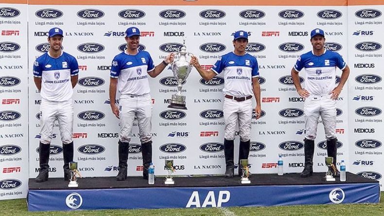 BICAMPEONES. Nicolás Pieres, Gonzalo Pieres, Hilario Ulloa y Facundo Pieres con la copa. (FOTO: MATÍAS CALLEJO – AAP)..