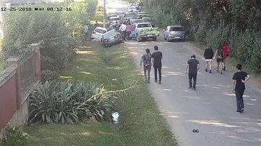 COLAPSADO. Imágenes de una cámara de seguridad en la puerta de una fiesta, que se realizó pese a las denuncias..