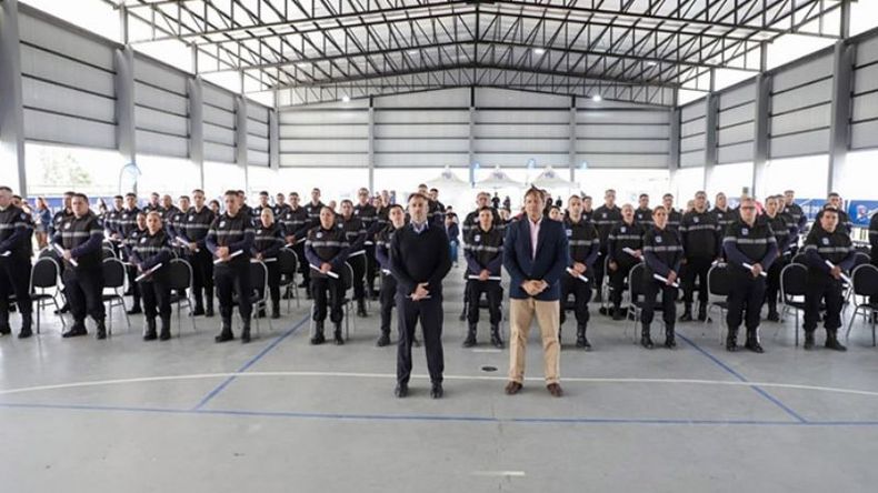 EGRESADOS. Achával y Kruse, con los agentes que fueron capacitados en el Centro de Formación..