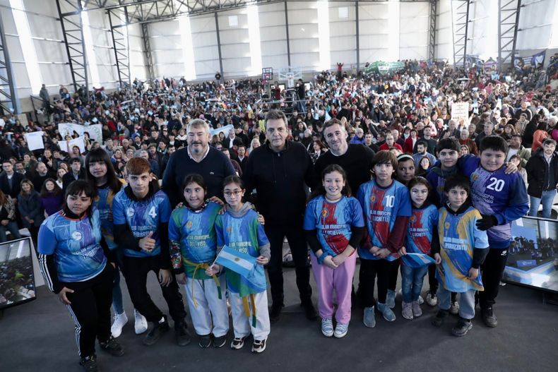 Federico Achával, Sergio Massa y Jorge DOnofrio, sobre el escenario con los chicos. Atrás, miles de vecinos de Derqui, en la apertura del Club Municipal.&nbsp;