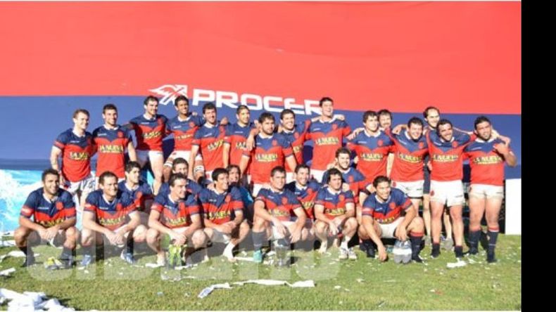 (Fredy Caballero). Los próceres franceses. Después de la pileta, el equipo de Deportiva formó con la bandera gigante de fondo..