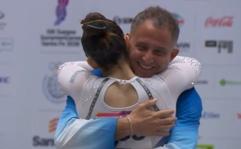 El abrazo de Julieta Lucas con uno de los entrenadores del equipo argentino de gimnasia art&iacute;stica.